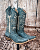 Side view of the Blue Ridge Wrangler Circle G Boots in a wood backdrop.
