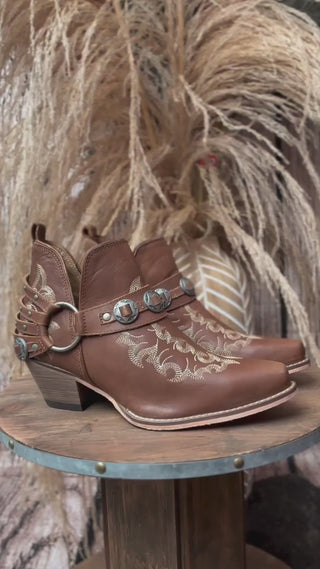 These Western Ember Booties in White and Canyon Brown just dropped 🤎 True leather, bold embroidery, and a 2.25″ heel that lifts your look (and your confidence). Each pair brings that western flair with a removable concho-studded ankle strap—easy to style or stand out, just as you please. Perfect for brunch, bonfires, or turning heads wherever you roam.

#westernbooties #leatherbooties #westernwear #cowgirlboots #fallfashion
